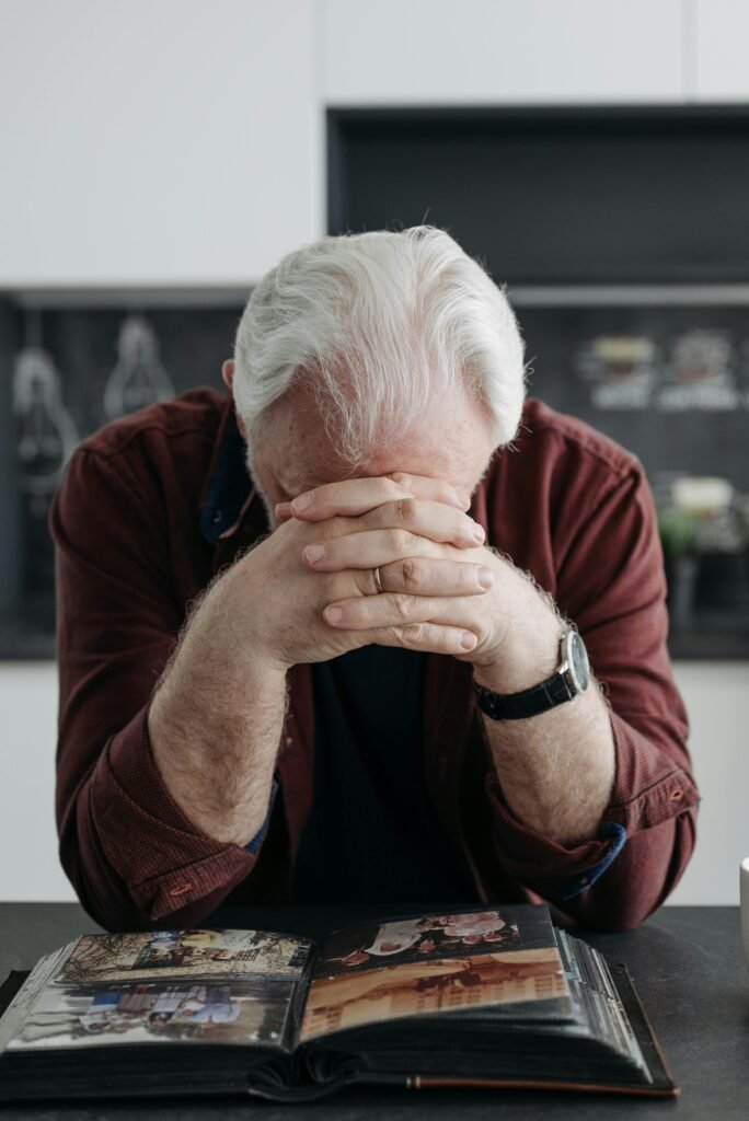 Early signs of alzheimer’s : what to watch for & when to see a neurologist 1 Illustration showing early warning signs of alzheimer’s disease like memory loss, confusion, and difficulty with routine tasks, with a neurologist consultation concept