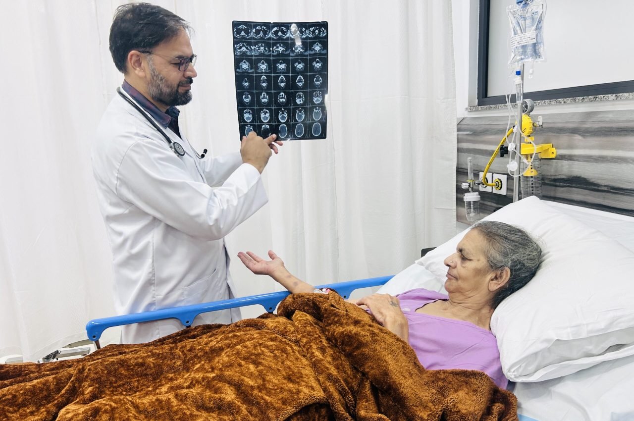 Dr-anurag lamba-neurologist-examining-patient
