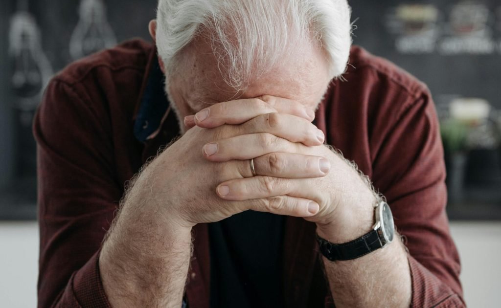 Illustration showing early warning signs of Alzheimer’s disease like memory loss, confusion, and difficulty with routine tasks, with a neurologist consultation concept