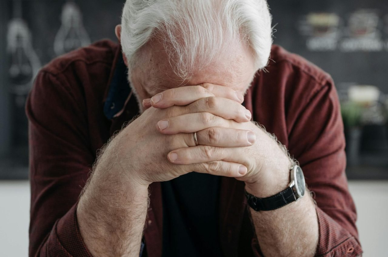 Illustration showing early warning signs of Alzheimer’s disease like memory loss, confusion, and difficulty with routine tasks, with a neurologist consultation concept